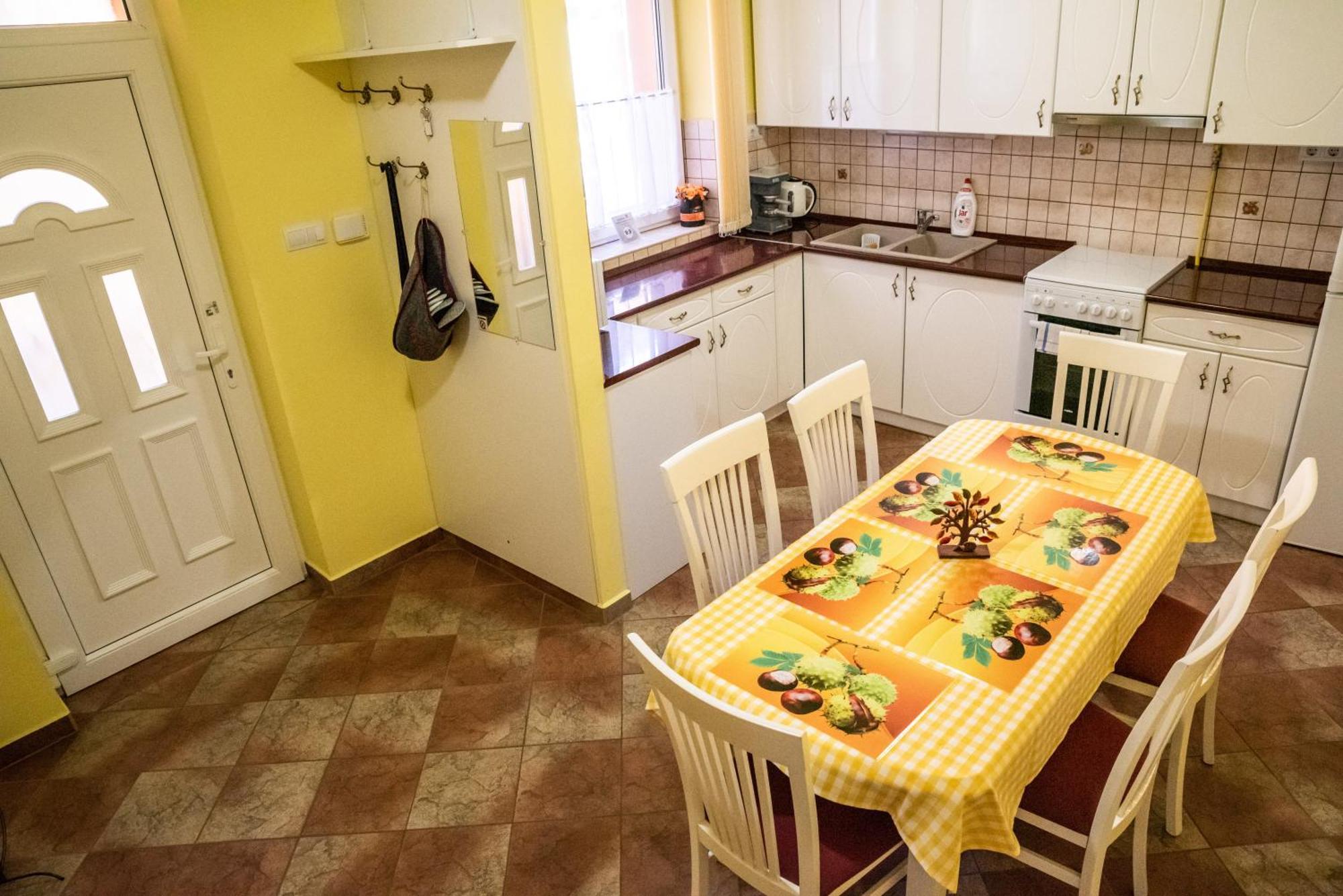 Gesztenye Apartman Makó Exterior foto